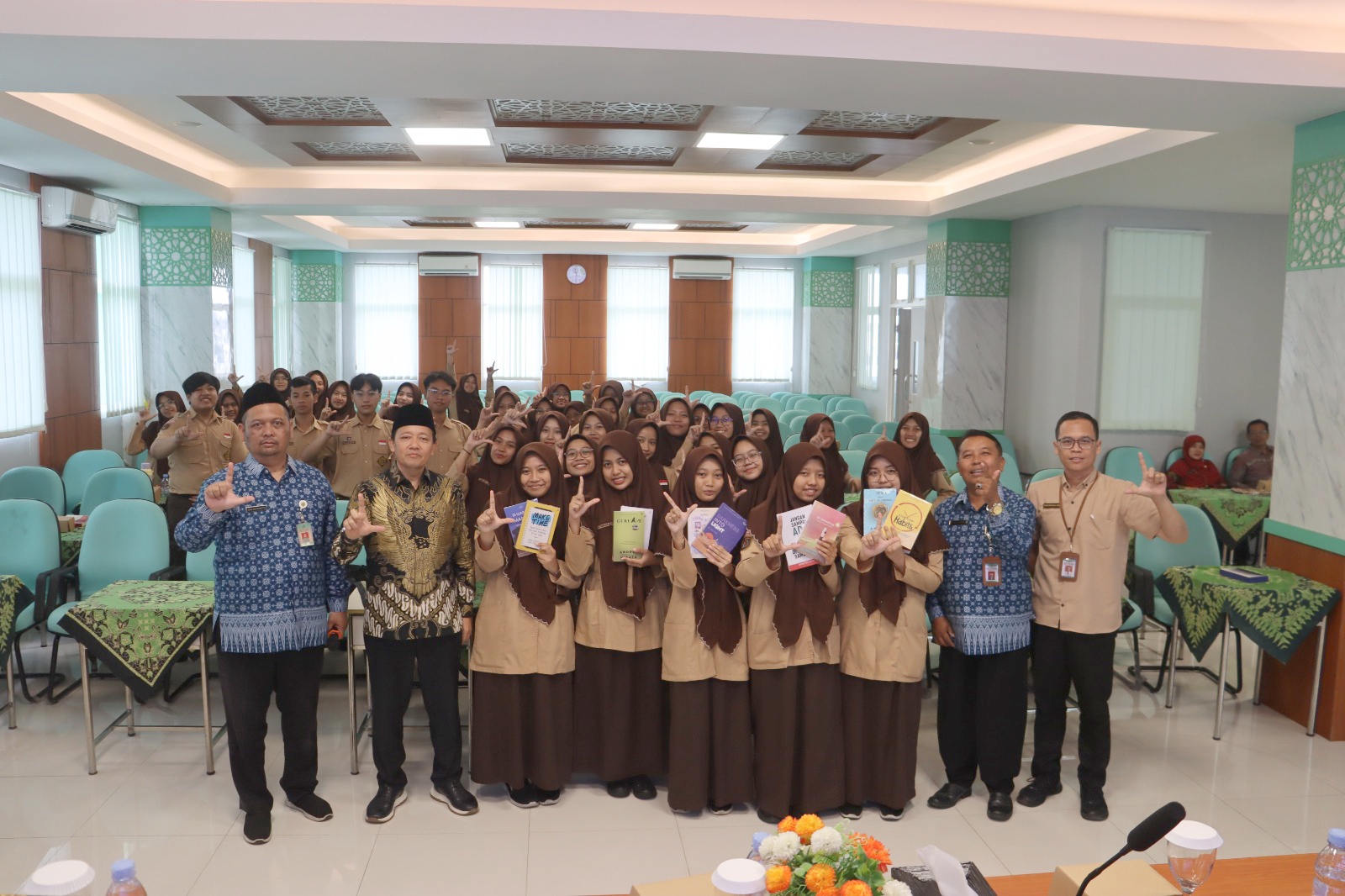 Dari 20 Menit Membaca ke 5 Menit Berbicara: Literasi Baca Siswa MAN 1 Surakarta Makin Menginspirasi