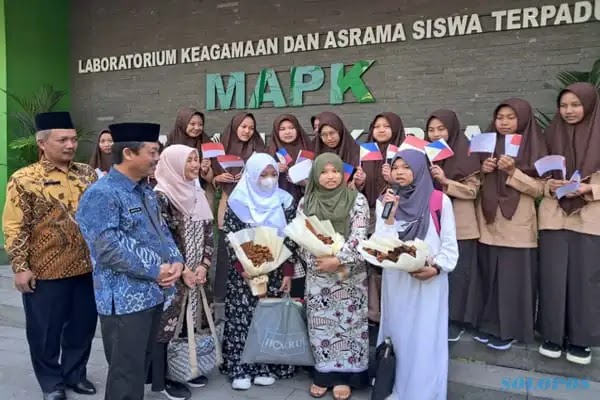 "Disambut Hadrah, MAN 1 Solo Terima Kedatangan Tiga Siswi Asal Filipina"