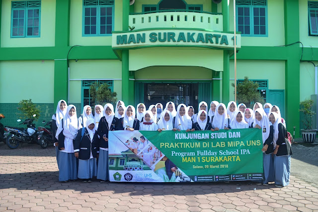 KUNJUNGAN STUDI DAN PRAKTIKUM DI LAB. UNS PROG. BOARDING & FULLDAY SCHOOL